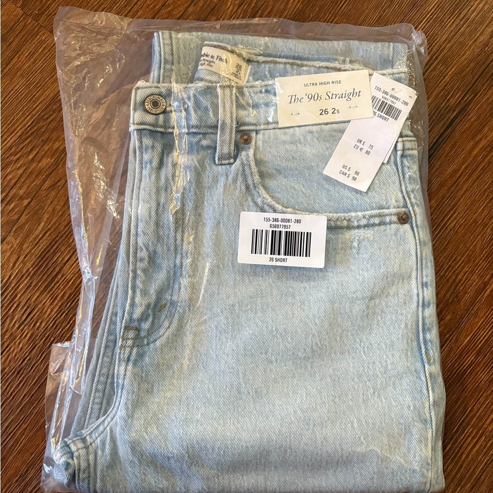 NWT Abercrombie Ultra High Rise 90’s Straight Jeans, 26 Short